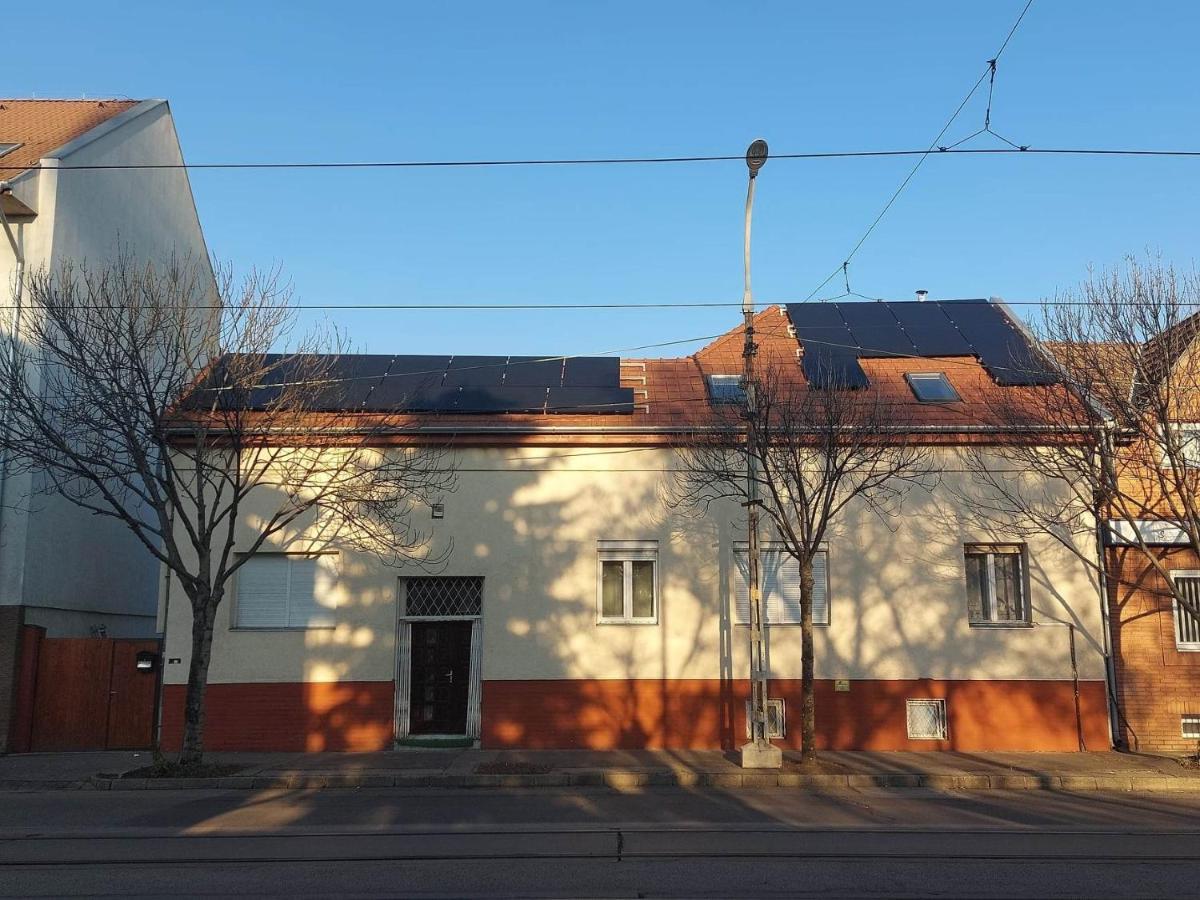Red Locomotive Apartment Budapesta Exterior foto